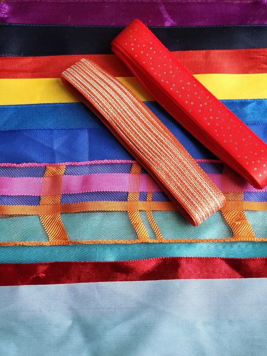 ленты, веточки, ягоды для декора, кружево и меховые хвосты