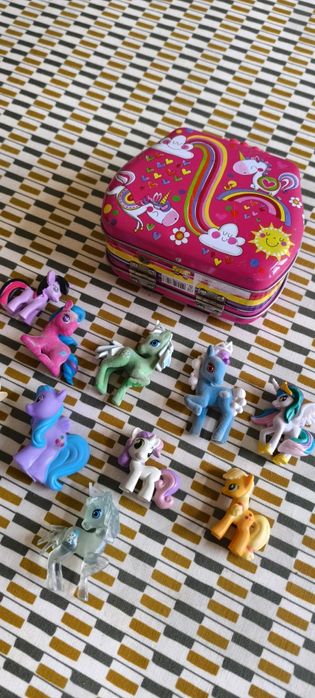 Vendo conjunto -  mala metalica com mini poneis e unicornios