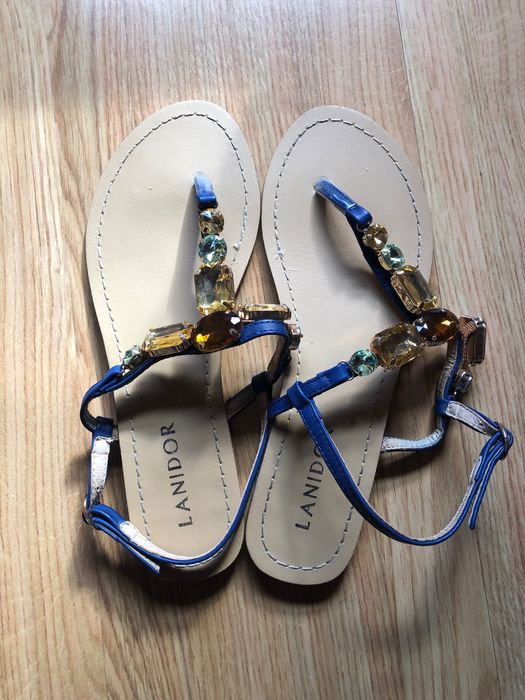 Sandálias azuis com pedras