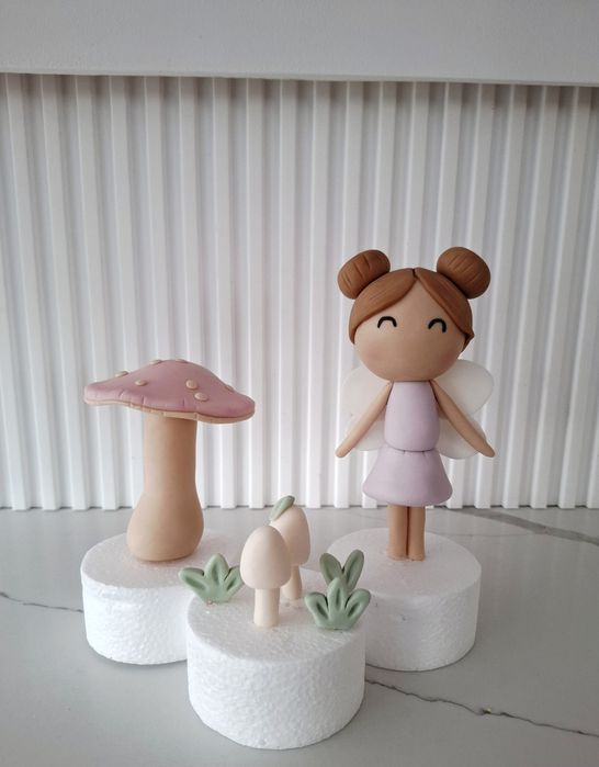 Wróżka i grzybki figurki na tort z masy cukrowej