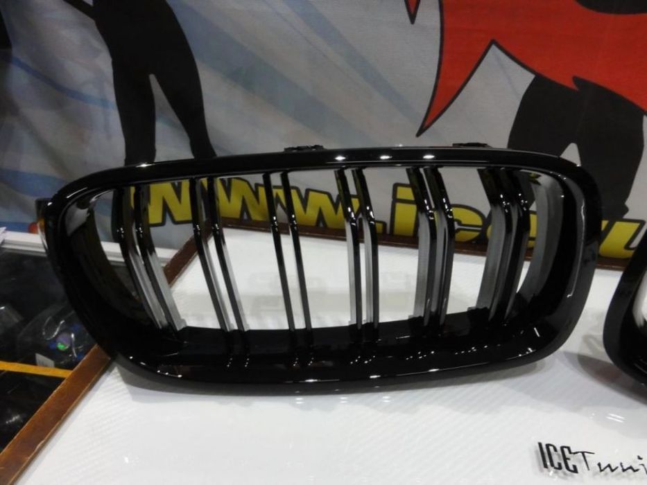 Grelha frontal em plástico ABS para BMW F30 / F31 11-18 M4 look / dupla lâmina em preto piano brilhante