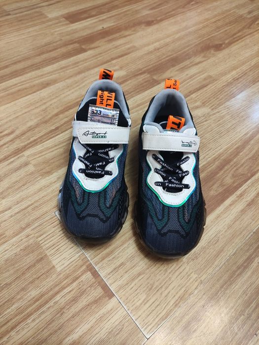 Продам дитячі кросівки