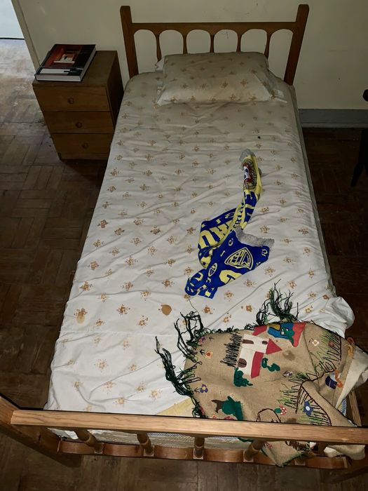 Cama de solteiro de madeira + colchão