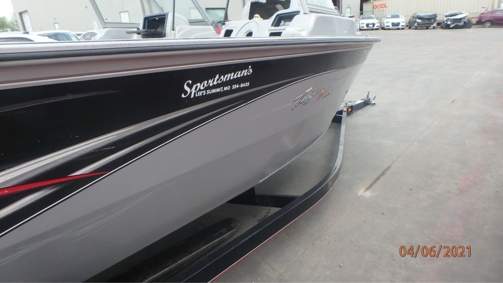 Моторний човен Tracker targa