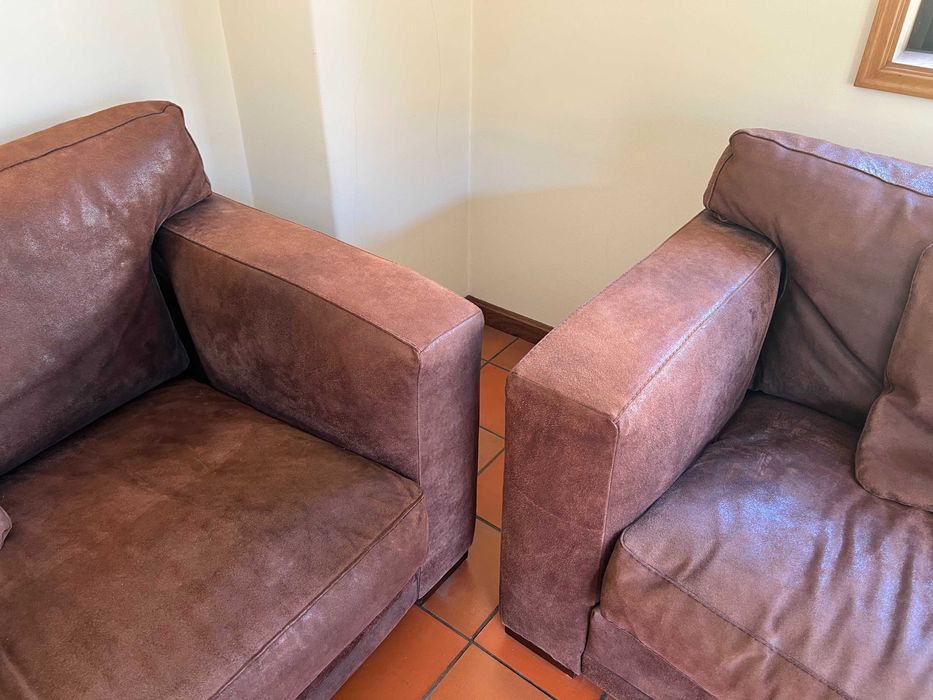 2 sofás de "design industrial" em pele nubuck