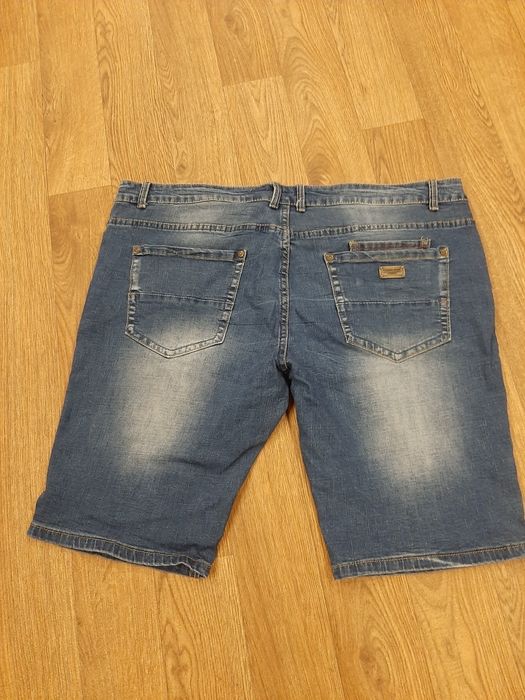 Продам джинсовые шорты