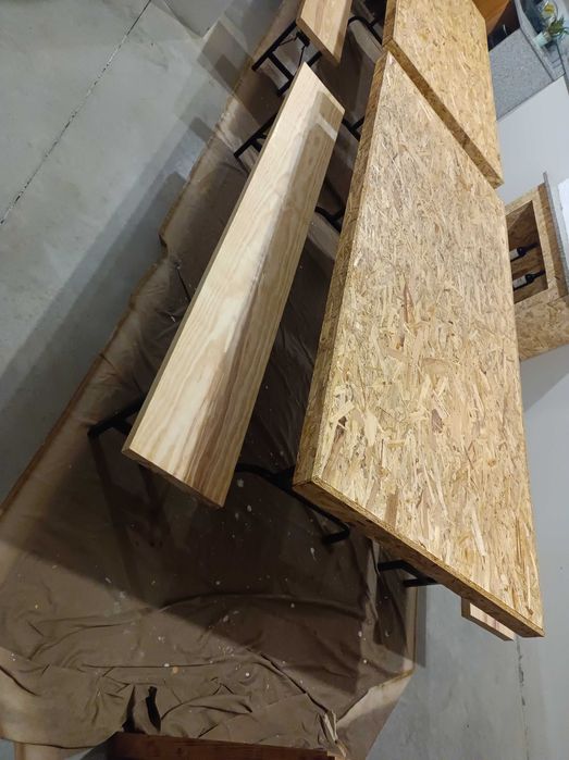 Mesa e bancos com pernas flexiveis