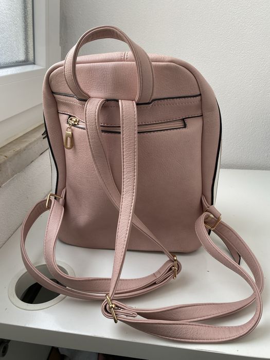 Mochila rosa e prateada