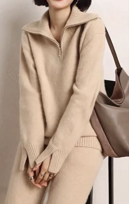 Кашеміровий костюм у світлому кольорі