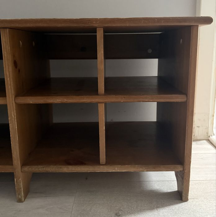 Drewniany regał / komoda z półkami – solidny, naturalne drewno