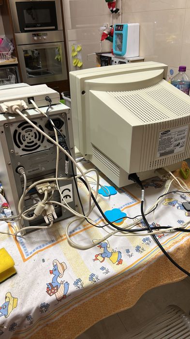Computador antigo437637893923153923