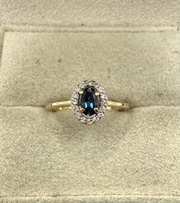 Złoty pierścionek 585 z szafirem 0,28ct i diamentami 0,06ct