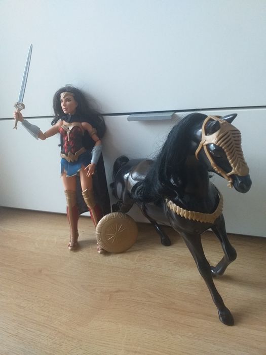 Lalka wonder woman I koń