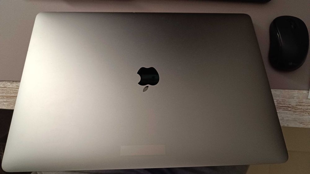 MacBook pro 2018 Core i7446032196561152000