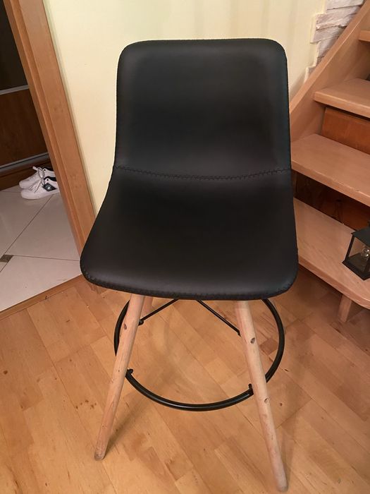 Hoker, wysokie krzesło Jysk