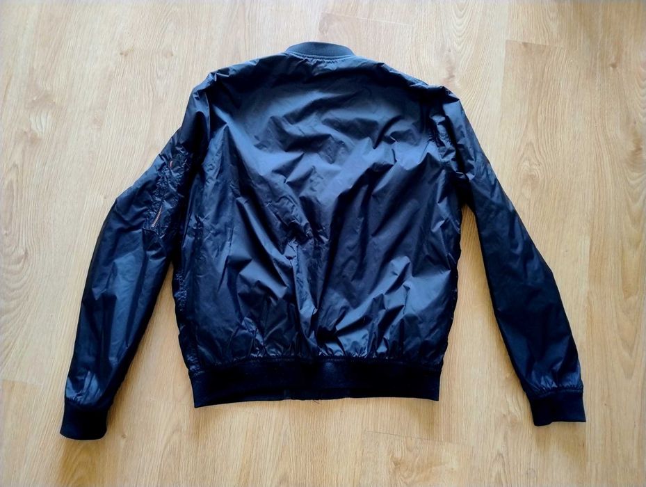 czarna nylonowa kurtka bomberka Weekday M