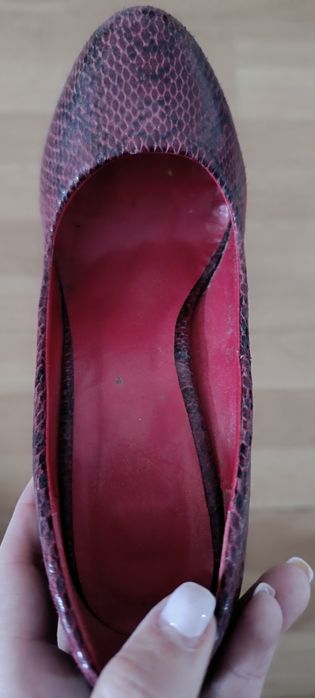 Sapatos vermelhos e pretos, tamanho 35 de salto alto. Tem uma falha de