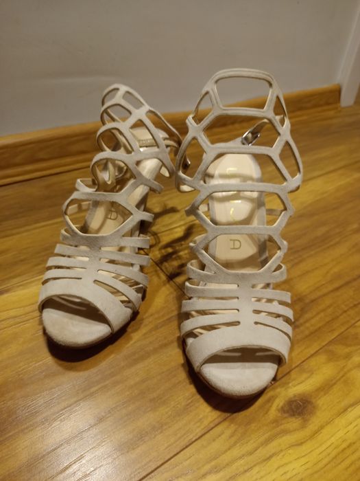 Buty sandały unisa nowe 37 beżowe skórzane