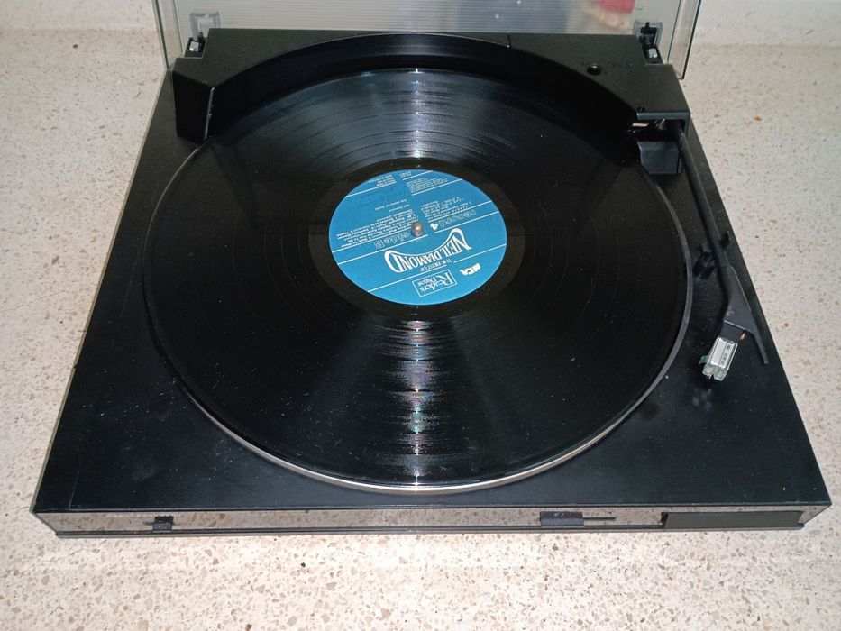 Gira discos / toca discos marca GRUNDIG a funcionar perfeitamente e ex