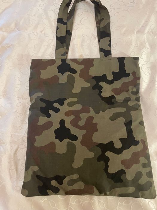 Torba w kolorze moro.