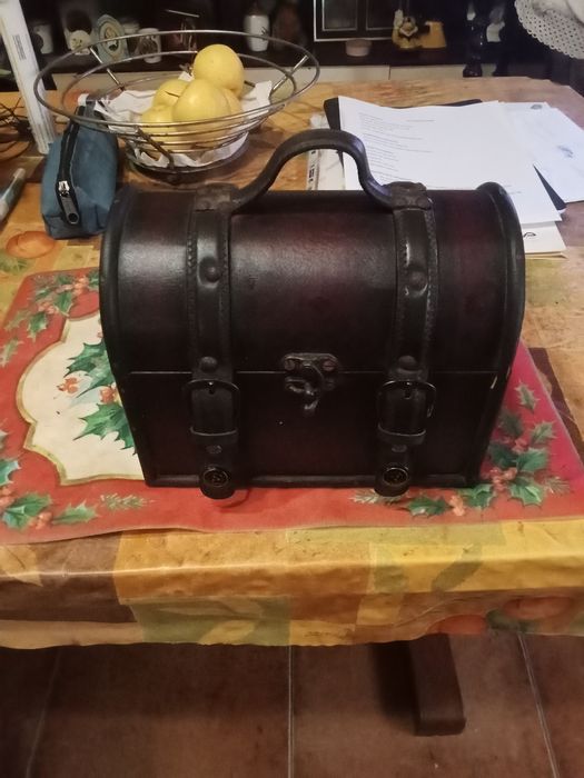 Vendo guarda jóias antiguissima.