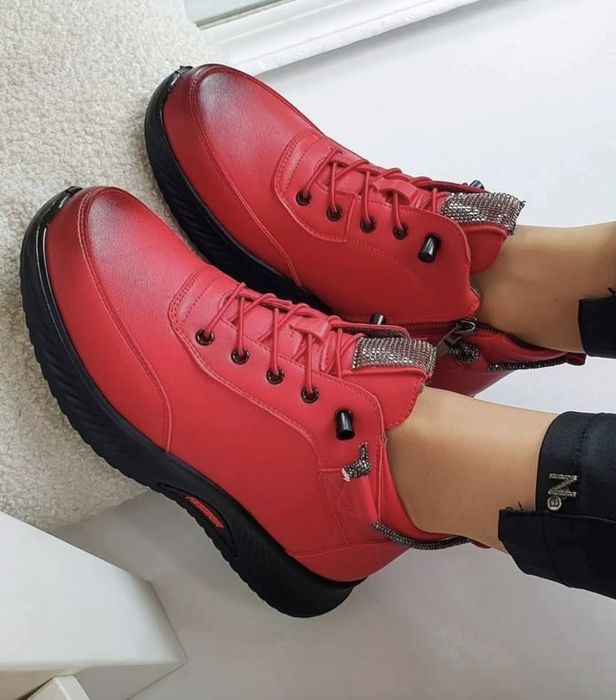 Червоні осінні жіночі черевики попереду на гумці, збоку блискавка