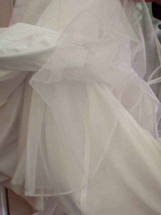 Suknia ślubna z krótkim trenem gładka z koronką i perełkami