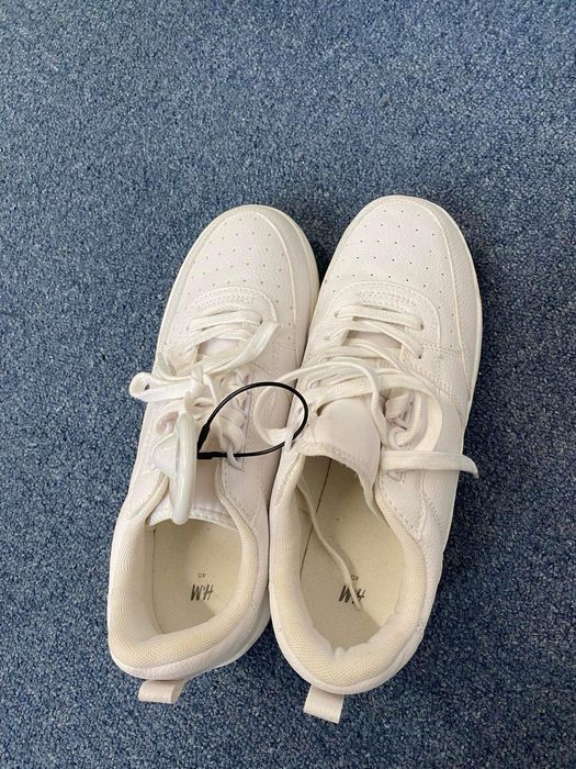 Стильні кроссовки. Нові. Стелька 25,5см.