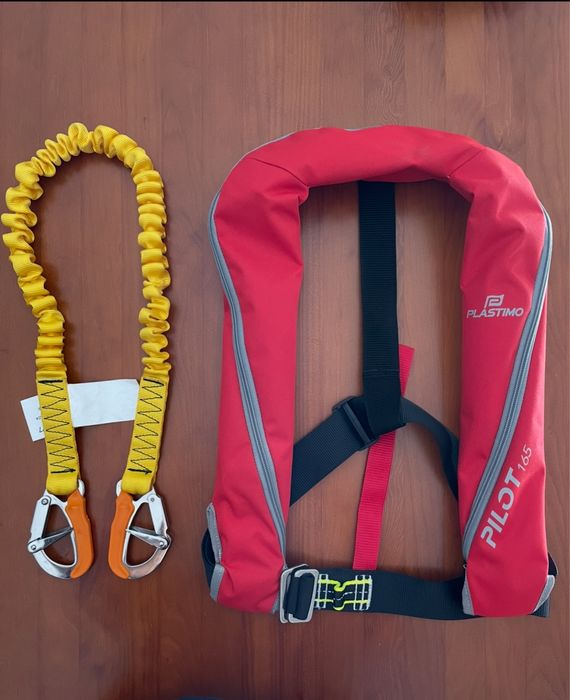 Colete hidrostático com linha de vida.