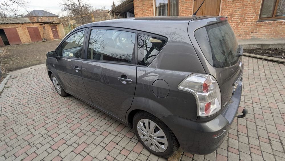 Продам машину Toyota Corolla Verso