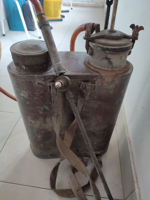 Pulverizador antigo em cobre