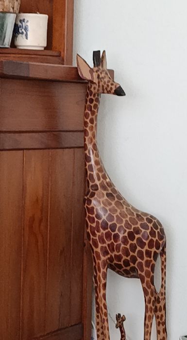 Girafa em madeira africana