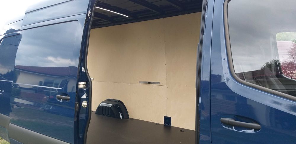 Zabudowa busa Mercedes Sprinter L3H2 paka w sklejce
