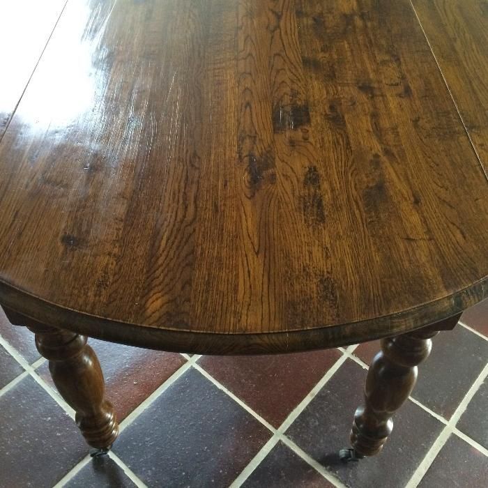 Mesa em madeira maciça de carvalho escurecido, 130cm diâmetro.