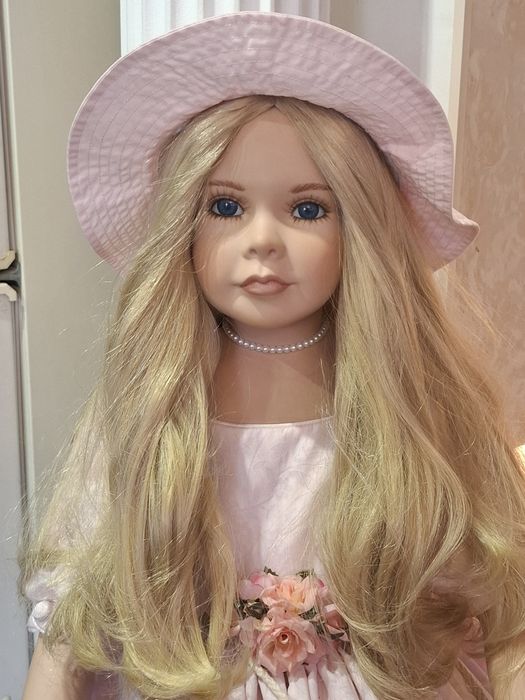 Коллекционная,редкая фарфоровая кукла