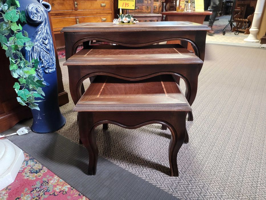 Conjunto de três mesinhas auxiliares - ótimo estad