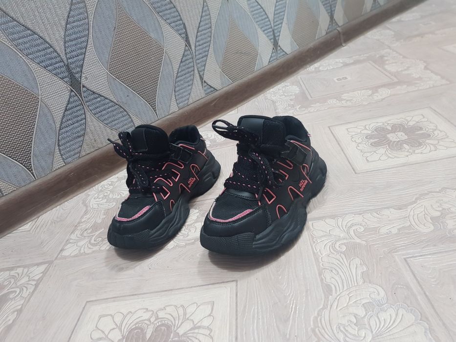 Продам кроссовки 33-34 размер