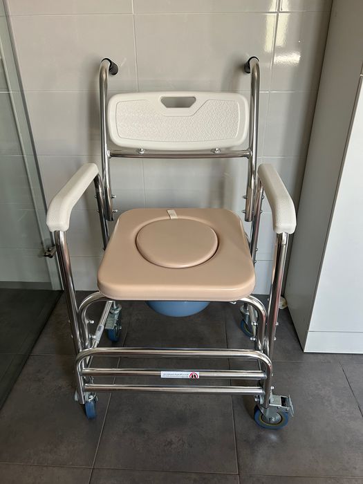 Cadeira de banho sanitária com rodas