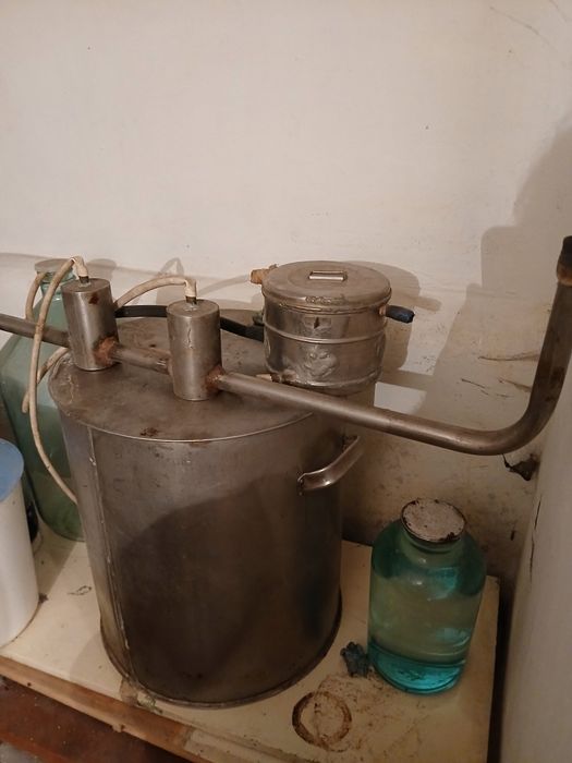 Дистілятор з нержавіючої сталі.