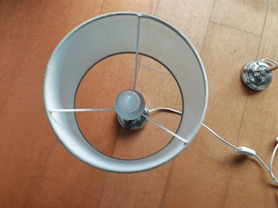2 Candeeiros de mesa com lâmpada led e abajur