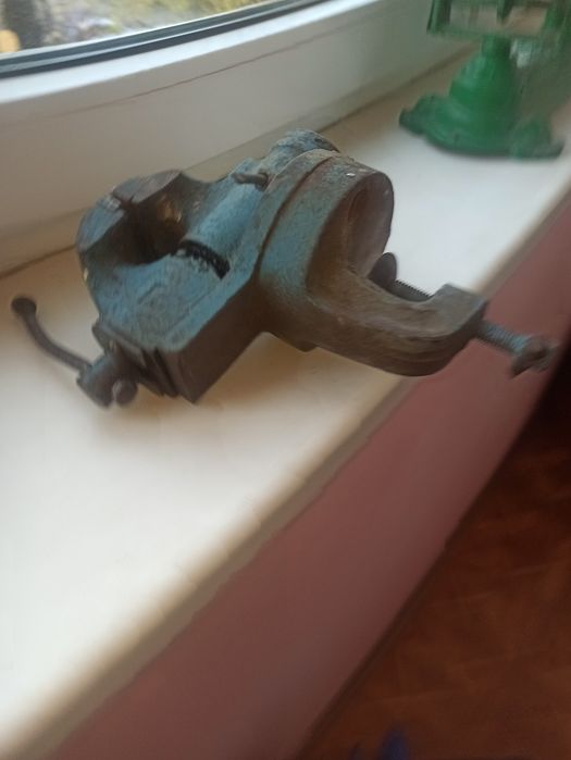 Тиски слесарные.