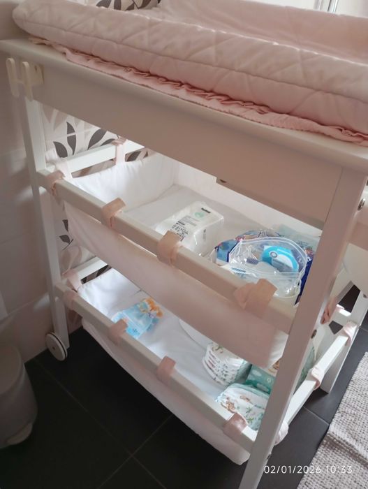 Muda fraldas (em madeira bastante robusta) com banheira integrada