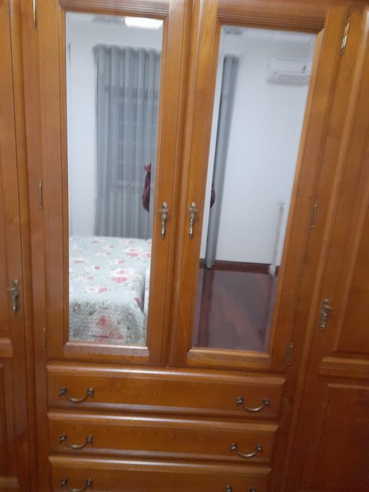 Roupeiro em cerejeira com 4 portas