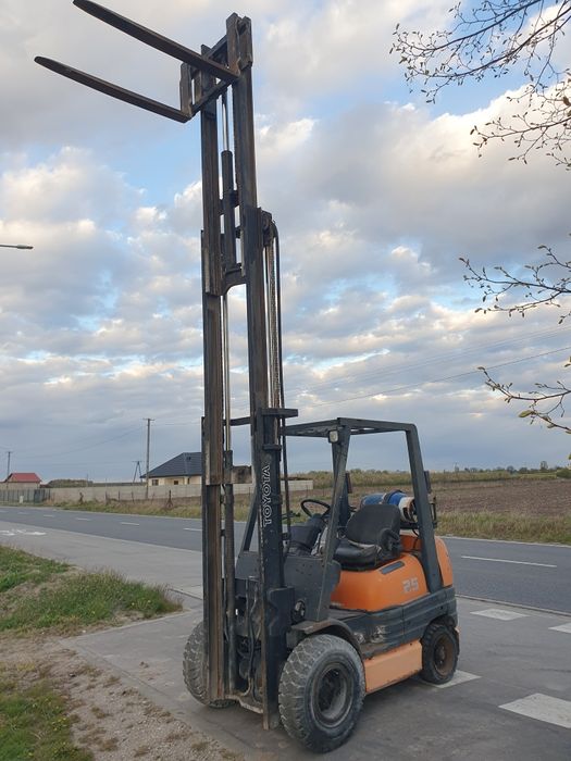 Wózek widłowy Toyota 6FGF25** FG20** 7FGF25** Triplex** Pompowane koła **