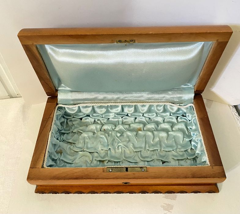 Caixa porta jóias antiga em madeira maciça e forro em seda.