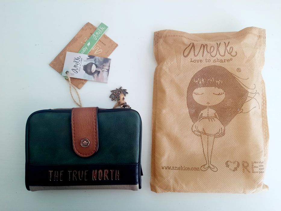 Carteira NOVA e C/ETIQUETA, da Anekke - Coleção "The Florest"