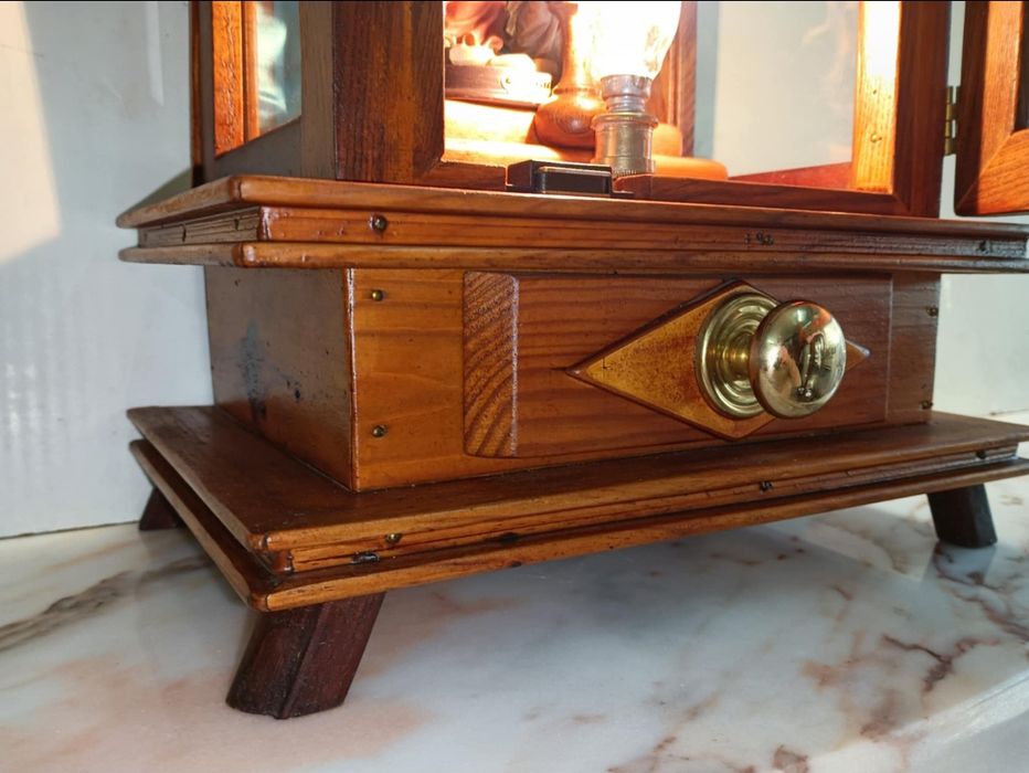 Oratório em madeira  feito artesanalmente   da sagrada família