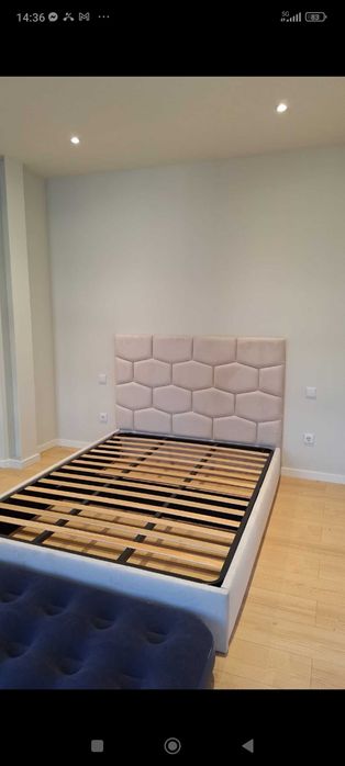 Cama de veludo muito bonita com colchão ortopédico