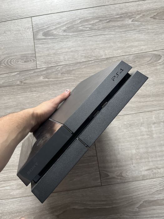 Konsola PS4 + 2 pady + okablowanie