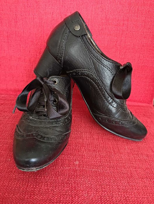 Sapato em pele preto Tapadas nº35 com fita de cetim